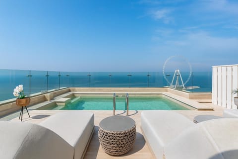 Swimming pool, Breakfast