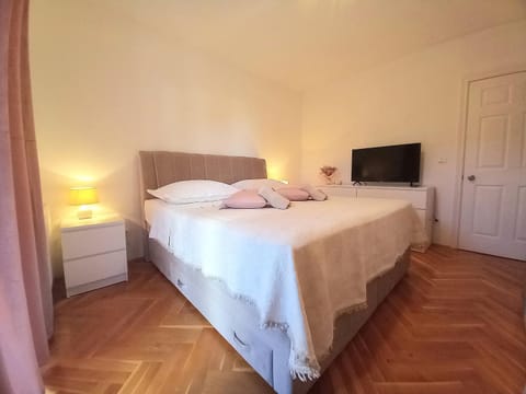 Bed, TV and multimedia, Bedroom