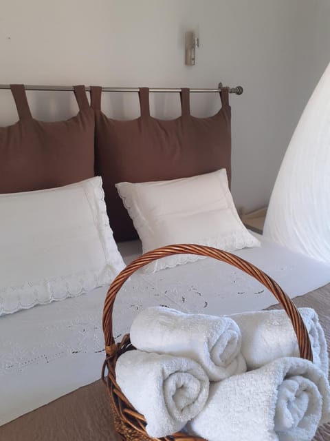 Bed, towels