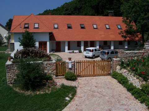 Restaurant/places to eat, Facade/entrance, Natural landscape, Ski School, Skiing, Hiking, Cycling