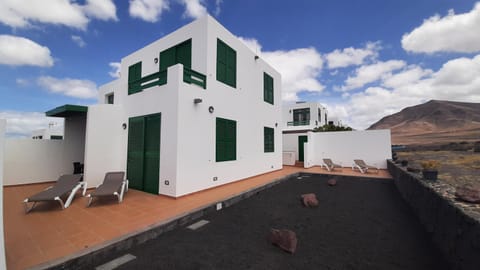 Property building, Solarium, Garden view, sunbed