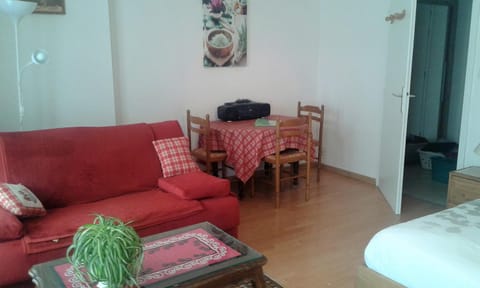 Restaurant/places to eat, Place of worship, Balcony/Terrace, Photo of the whole room, City view, Street view, cot