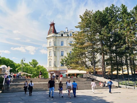 Property building, Nearby landmark, City view, Landmark view, Location