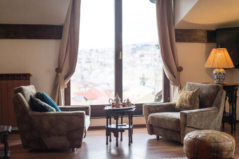 Seating area, Bedroom, City view, Landmark view