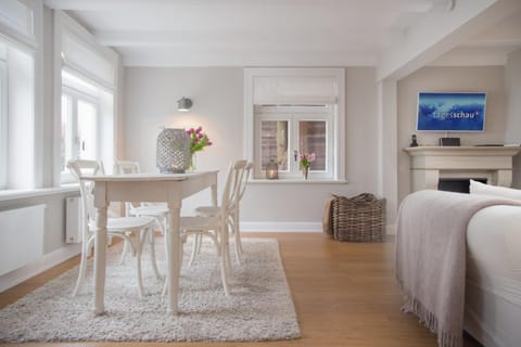 TV and multimedia, Living room, Dining area