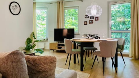 TV and multimedia, Living room, Seating area, Dining area