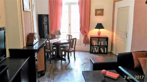 Library, TV and multimedia, Living room, Seating area, Dining area