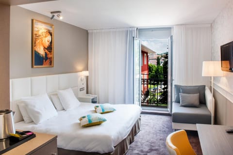 View (from property/room), Photo of the whole room, Decorative detail, City view, Garden view