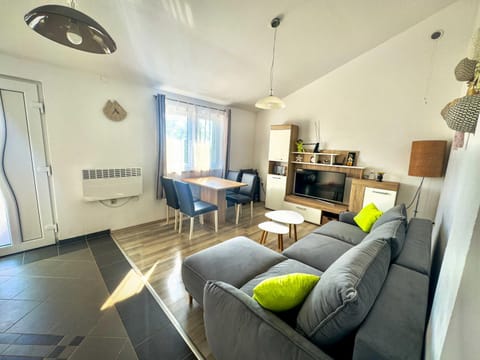 TV and multimedia, Living room, Dining area