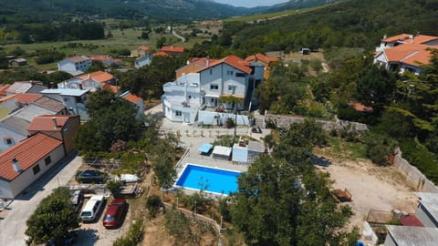 Bird's eye view, Pool view