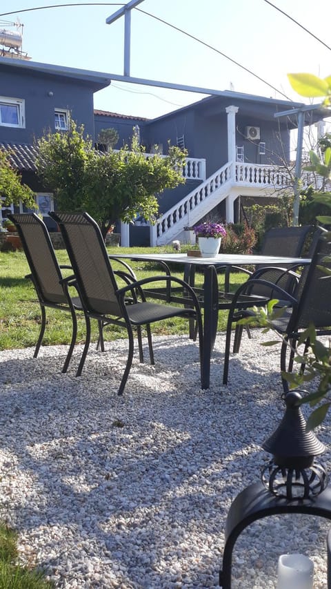 Garden view, Internal: Not applicable to any particular room