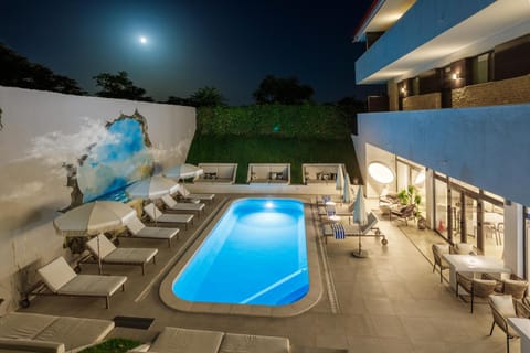 Swimming pool