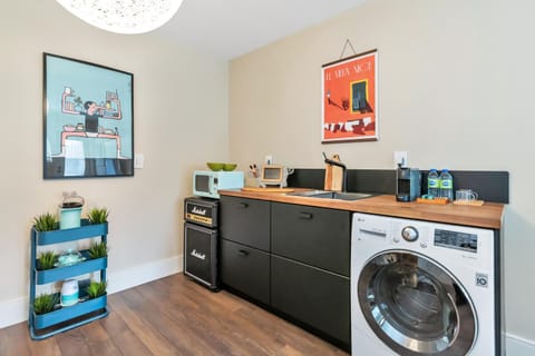 Kitchen or kitchenette, minibar, washing machine, dryer