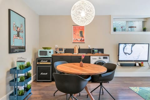 TV and multimedia, Kitchen or kitchenette, Living room, Seating area, Dining area, minibar