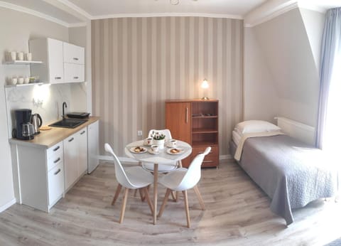 Bed, Coffee/tea facilities, Kitchen or kitchenette, Photo of the whole room, Dining area, oven, toaster