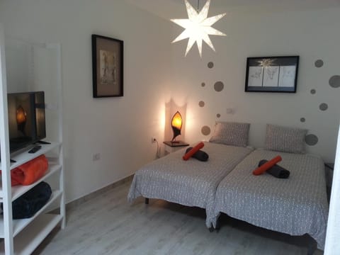 Bed, TV and multimedia, Photo of the whole room, Bedroom