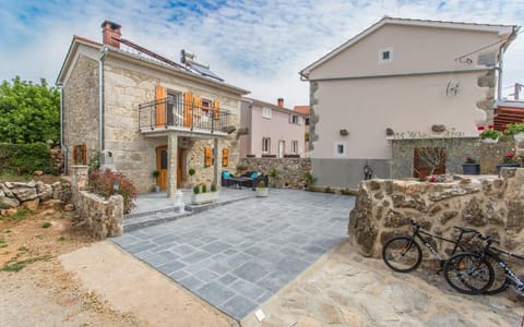 Patio, Facade/entrance, Spring, Day, BBQ facilities, Balcony/Terrace, Decorative detail, Cycling, On site, Pets