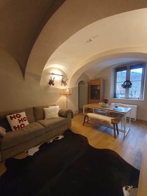 Living room, Seating area, Dining area, Seasons