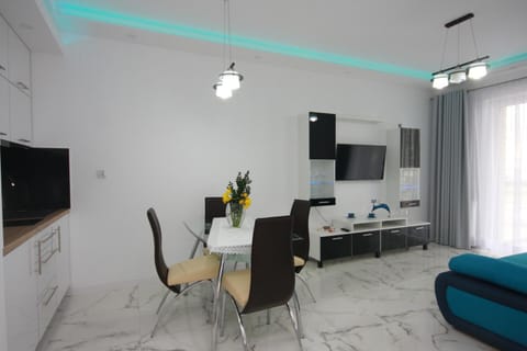 Communal lounge/ TV room, Decorative detail, Lake view, Sunset