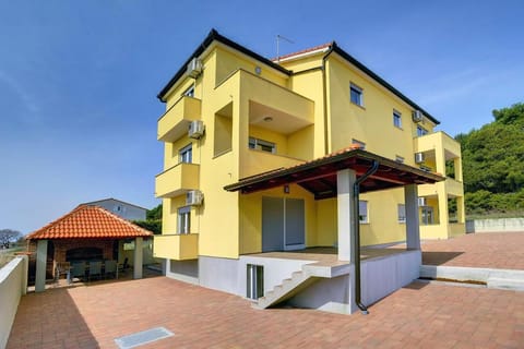 Patio, Facade/entrance