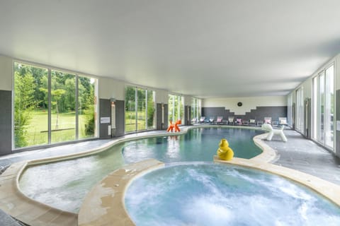 People, Hot Tub, Massage, Spa and wellness centre/facilities, Swimming pool
