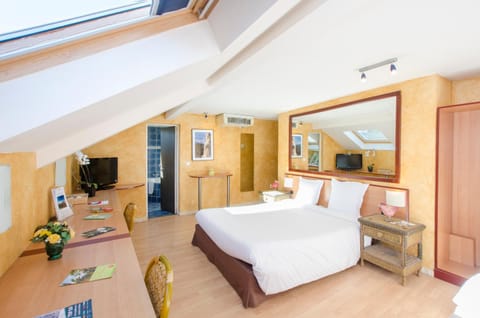 Shower, Bathroom, TV and multimedia, Coffee/tea facilities, View (from property/room), Other, Photo of the whole room, Decorative detail, Bedroom, City view, Inner courtyard view