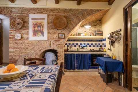 Kitchen or kitchenette, Food and drinks, Dining area, Food