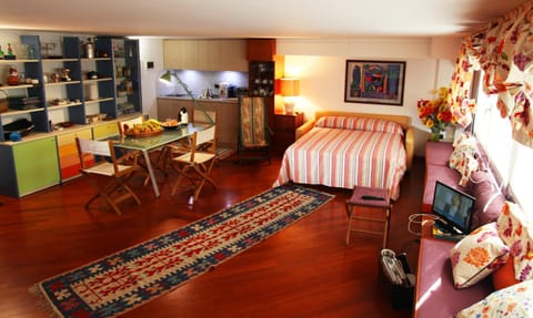 TV and multimedia, Kitchen or kitchenette, Living room, Photo of the whole room, Seating area