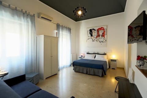Bed, TV and multimedia, Balcony/Terrace, Photo of the whole room, Bedroom, internet, wardrobe, air conditioner