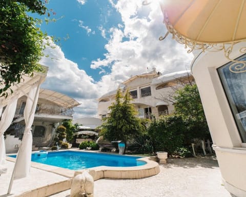 Property building, Facade/entrance, Spa and wellness centre/facilities, Pool view, Swimming pool, Inner courtyard view