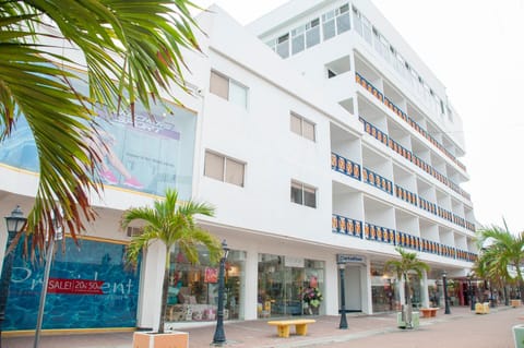 Facade/entrance, Street view, Location