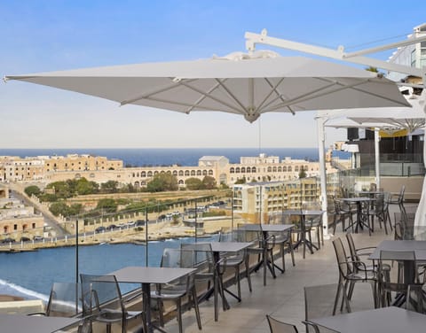 Property building, Restaurant/places to eat, View (from property/room), Balcony/Terrace, City view, Sea view