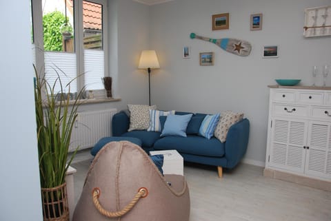 Living room, Photo of the whole room, Decorative detail