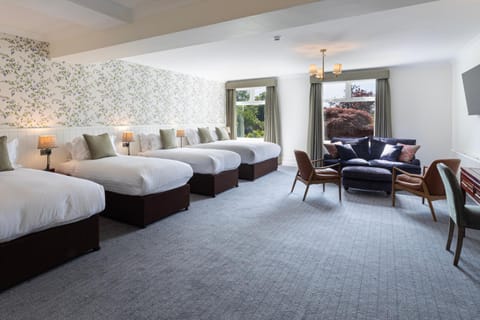 Bed, Photo of the whole room, Seating area, Bedroom, Family