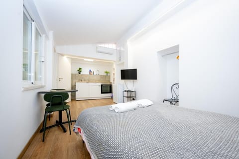 Bed, Living room, Dining area, Bedroom, kitchen, kitchen