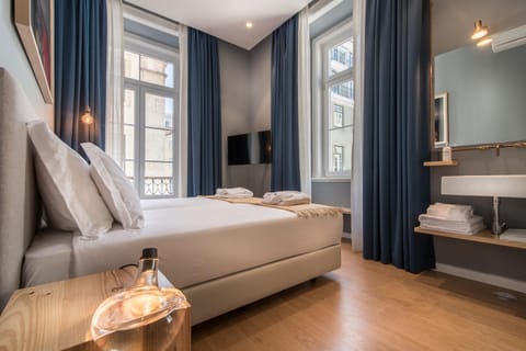 Bed, Bathroom, Other, Decorative detail, Bedroom, City view, Street view