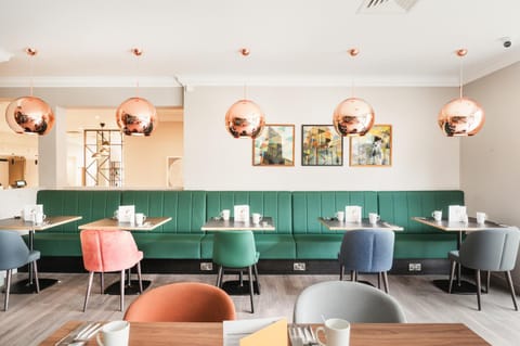 Restaurant/places to eat, Restaurant/places to eat, Coffee/tea facilities, Lounge or bar, Food and drinks, Seating area, Dining area, Food, Lunch, Dinner, Drinks, Alcoholic drinks, Non alcoholic drinks