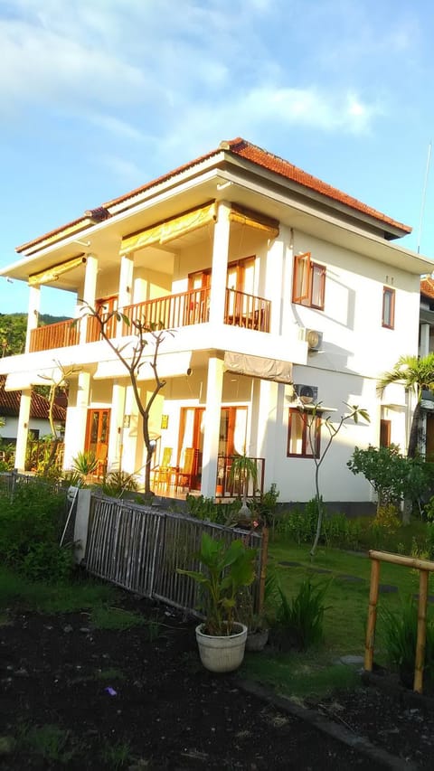 Gula Juruh Beach Front Bed and Breakfast in Abang
