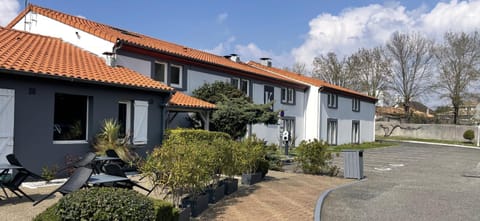 Property building, Spring, Neighbourhood