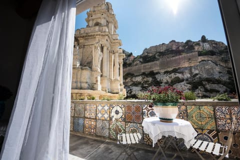 Property building, Balcony/Terrace, Landmark view