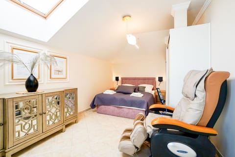 Bed, Photo of the whole room, Seating area, Bedroom