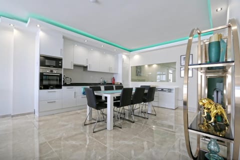 TV and multimedia, Kitchen or kitchenette, Living room, Seating area