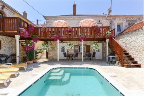 Swimming pool, sunbed