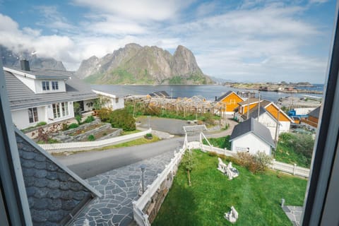 Property building, Day, Natural landscape, Bird's eye view, Mountain view, Sea view, Location