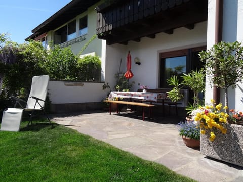 Garden, Seating area, Dining area