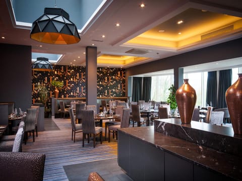 Restaurant/places to eat, Food close-up, People, Seating area, Dining area, Garden view, Garden view, Landmark view, Street view, Alcoholic drinks, Non alcoholic drinks, Family