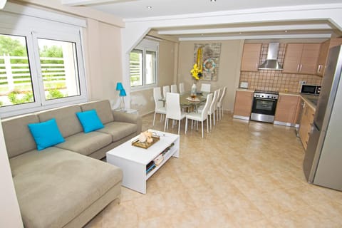 TV and multimedia, Kitchen or kitchenette, Living room, Seating area, Dining area