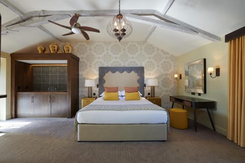 Bed, Photo of the whole room, Bedroom, fireplace