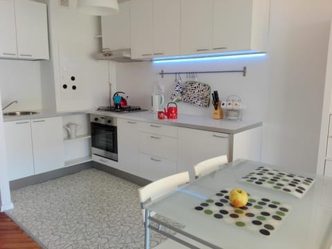 Kitchen or kitchenette, Dining area, oven, stove
