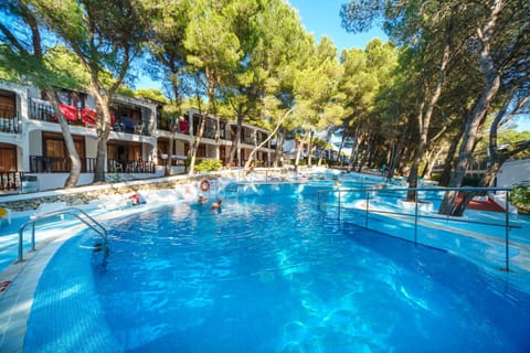 Property building, Day, Pool view, Swimming pool, Swimming pool, sunbed